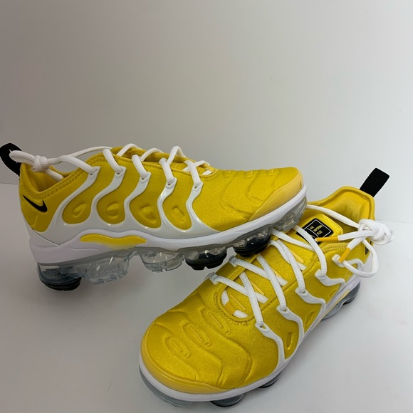 Women Air Vapormax Plus - Picture 2 of 5